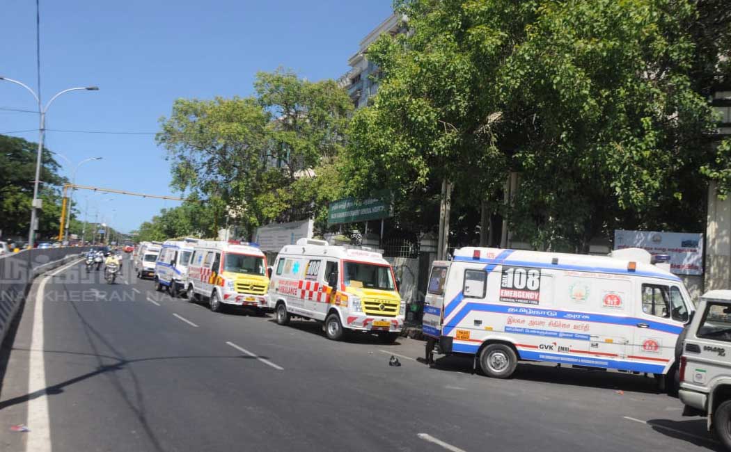 Corona patients waiting for treatment in the ambulance
