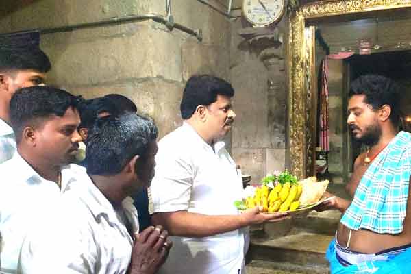 audi car prize for ex-minister if he gets more votes for AIADMK