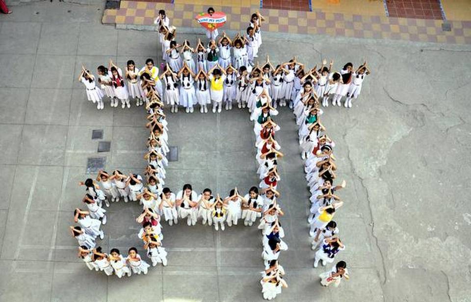 What is the status of Hindi in Gujarat?