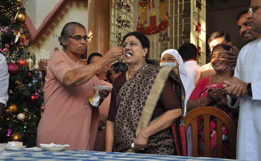 Sasikala celebrates Christmas at a old age home