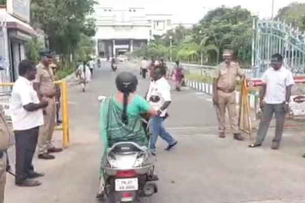 Refusal to go into the Collector's Office! Two-wheeler drivers suffer!
