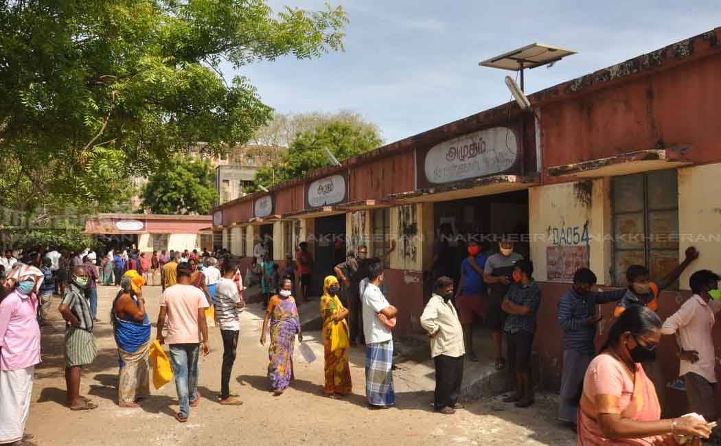 People gathered to buy the Corona relief fund of 2000 rupees