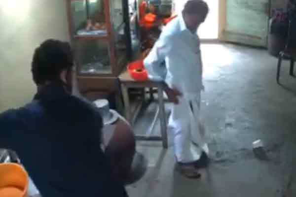 kerala old man mobile incident tea shop thrissur