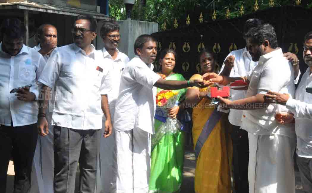 ADMK Office issue EPS supporters
