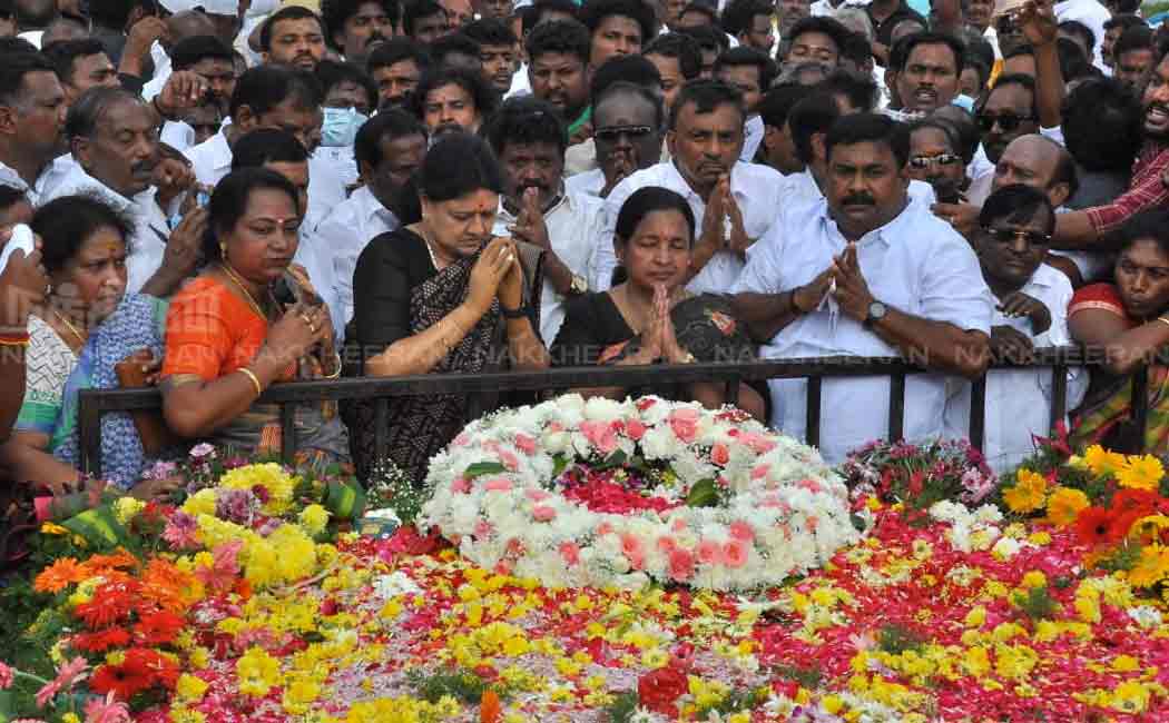 sasikala and ttv dinakaran pays tribute to former chief minister mgr