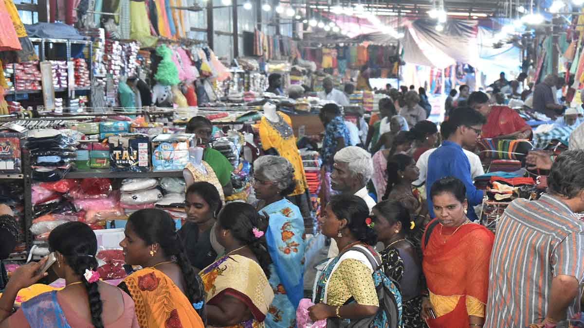 School reopening echoes; Erode textile weekly market sees brisk business