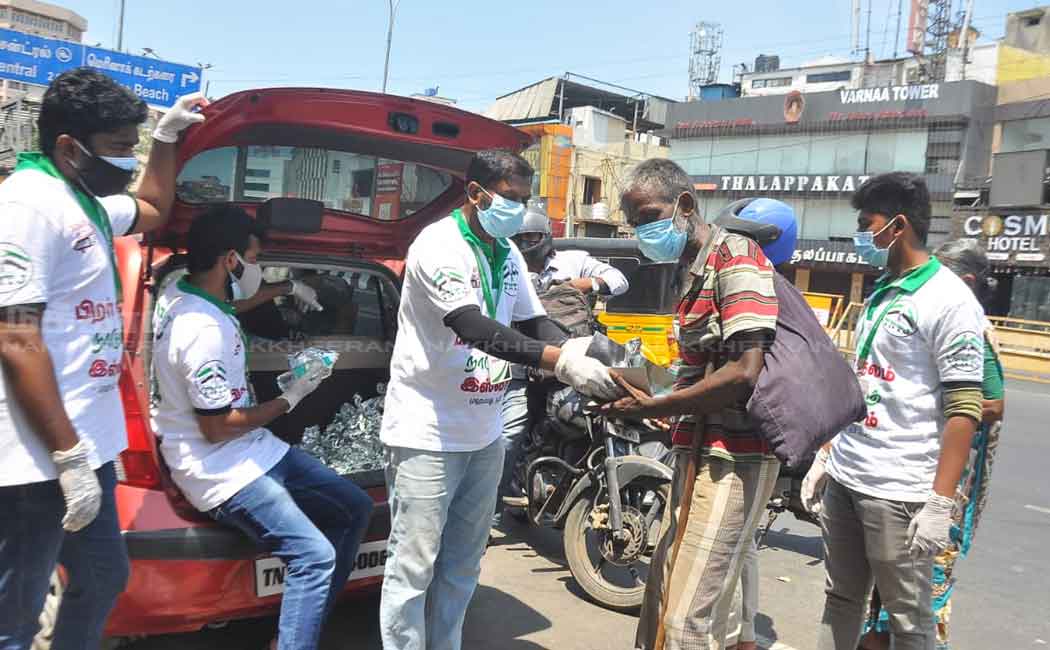 Tamil Nadu Tawheed Jamaat distributed food parcels to those on the road