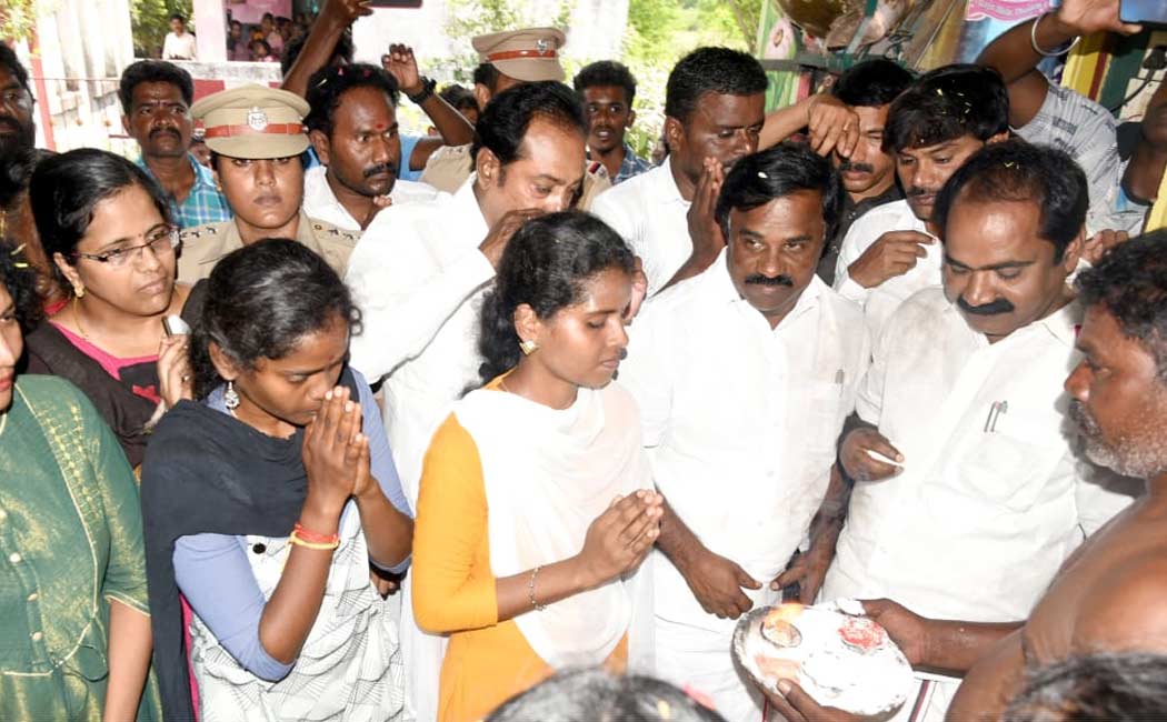 Minister Meyyanathan gathered people eraiyur village together conduct egalitarian worship temple