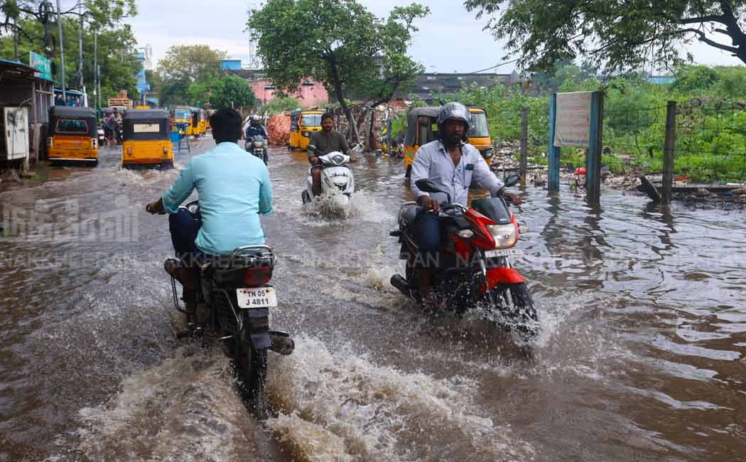 Civilians suffer due to early morning rains (Pictures)