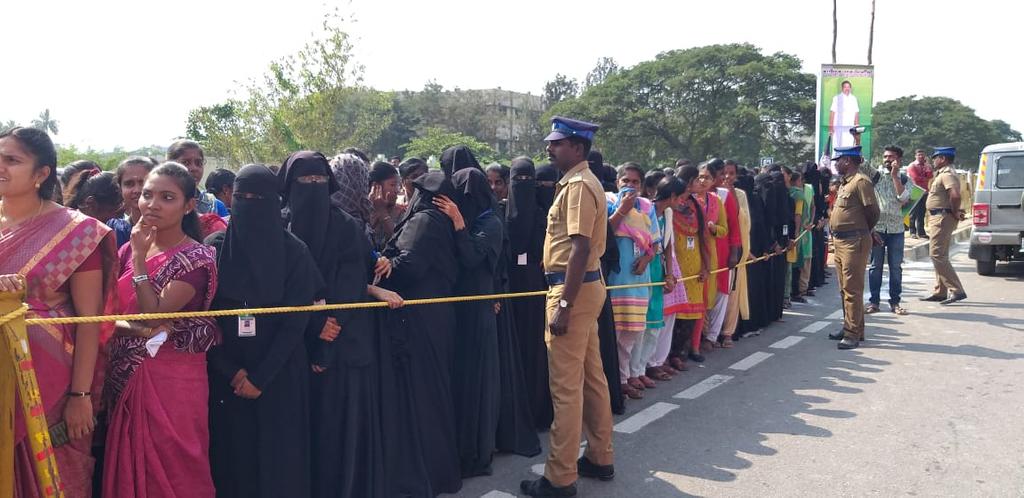 No crowd to welcome chief minister... Minister who ran to the college to raise the crowd