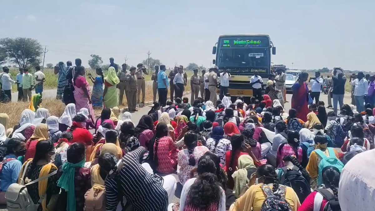 Nursing students block road in Aruppukottai! Clash with police!