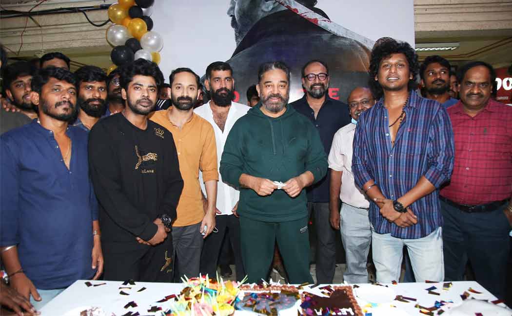 kamalhassan celebrates birthday with vikram movie team