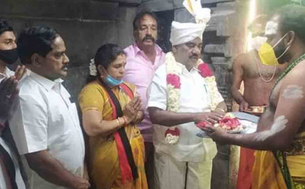 DMK worship at the temple to win the urban election!
