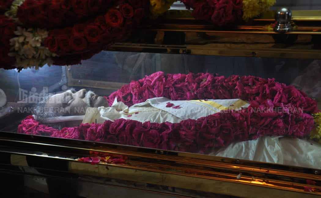 Chief Minister paid personal tribute to the body of the late Nallamanayudu!