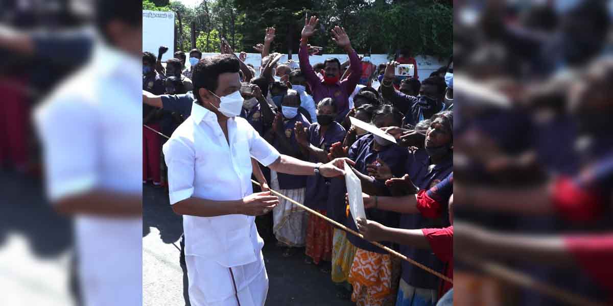 MK Stalin got out of the car and received petitions from the people! Excitement in Salem !!