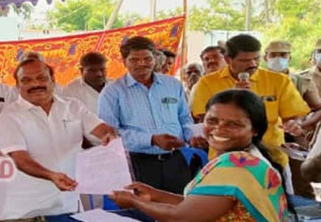 Minister who provided financial assistance to reform Samathuwapura houses!