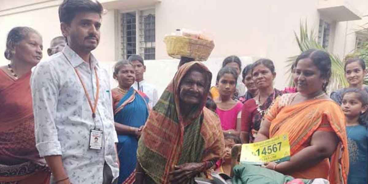 The son who left his birth mother on the road... the old woman who feels sorry!