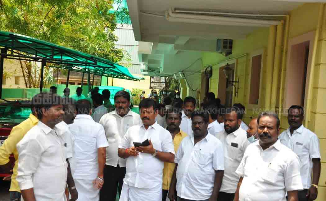 Thambidurai MP met O.P.S. at his residence