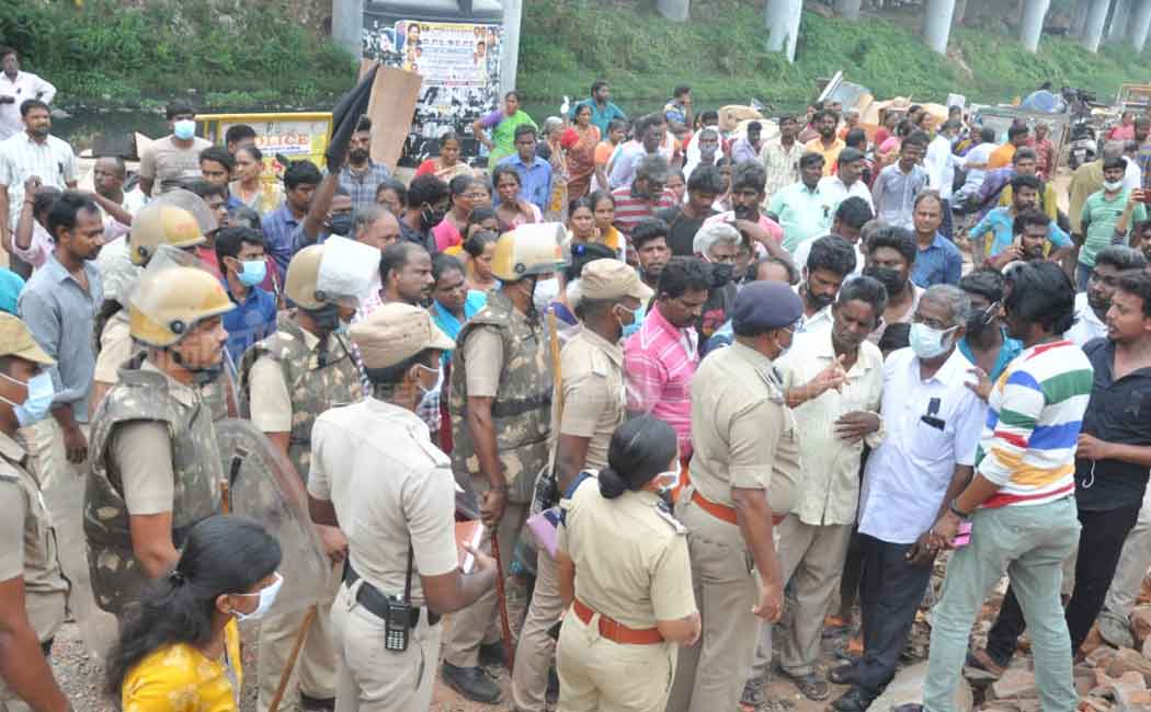 Demolished houses! RA Puram people cooking on the street (Pictures)