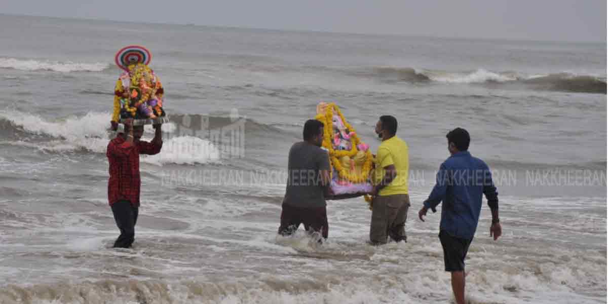 Ganesha statues dissolved in the sea (pictures)