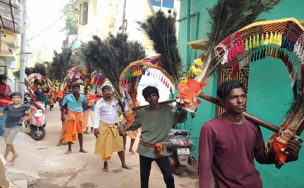 Trichy youths leave for Palani temple