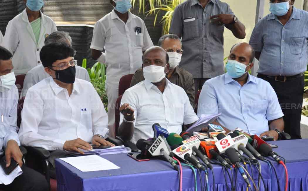 Minister who visited and greeted government doctors