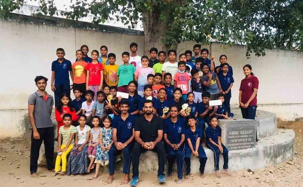 Silambam training for school students; Graduate youth helps them collect prizes!