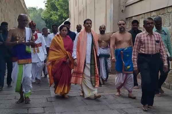 Governor R.N. Ravi was involved in the cleaning of the holy place.