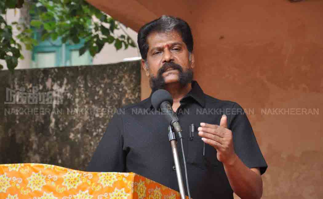 Nakkheeran Editor presents awards to students who have won the essay competition