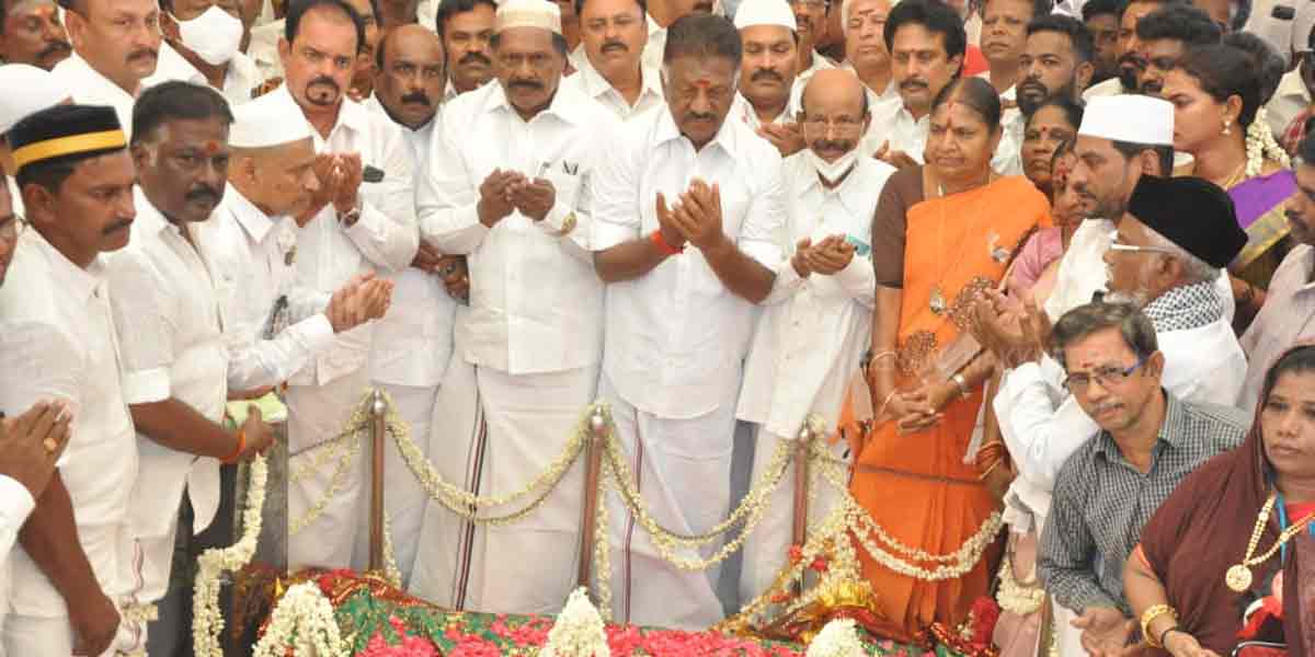 Political parties pay homage at the Gaithe Millat Memorial (Pictures)
