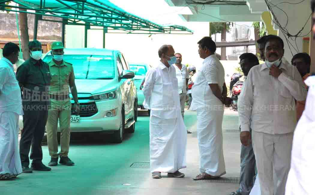 Thambidurai MP met O.P.S. at his residence