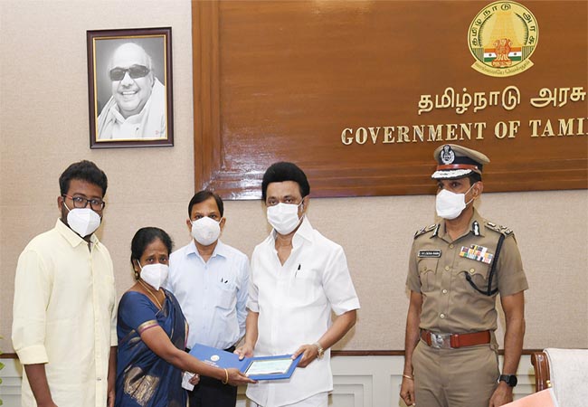 S.S.I. Chief Minister gave Rs 1 crore to the family!