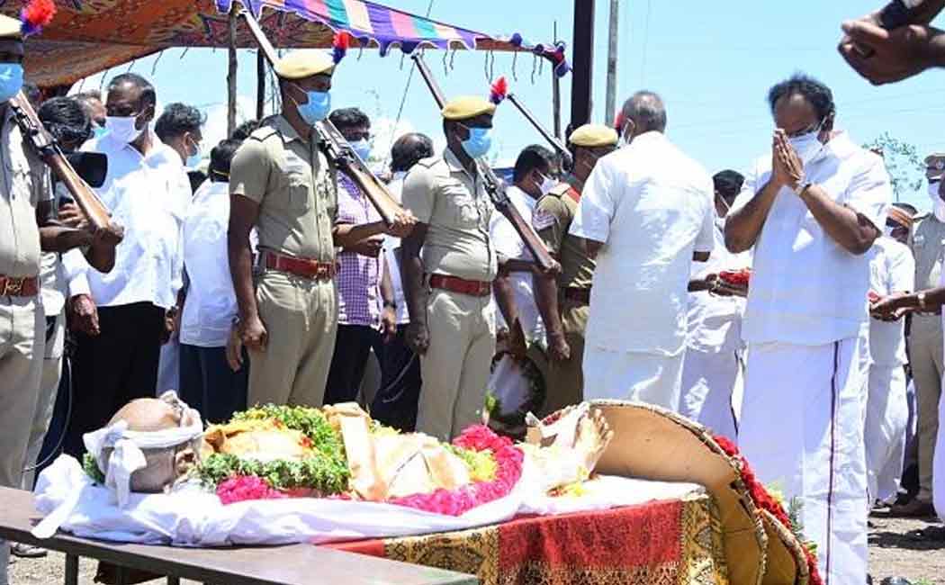 Kanimozhi MP Pays homage to Ki.Ra.