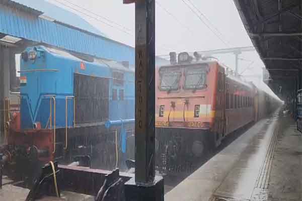 Attention of passengers major train services canceled