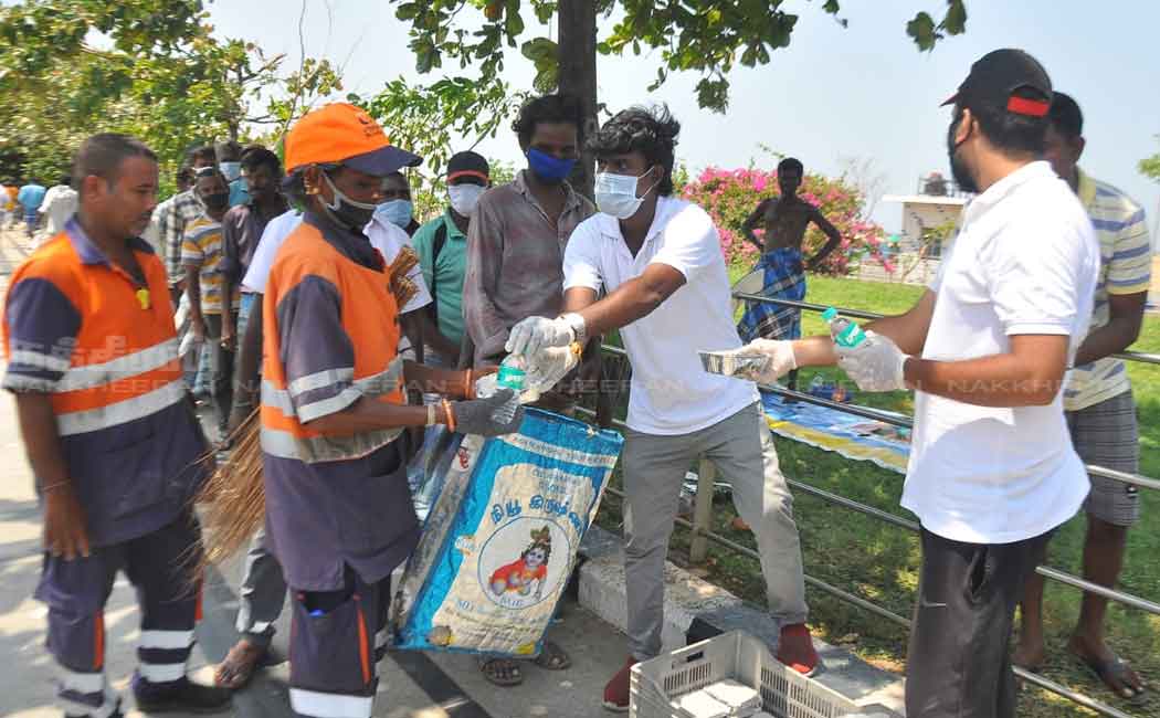 DMK youths who provided food to those on the road