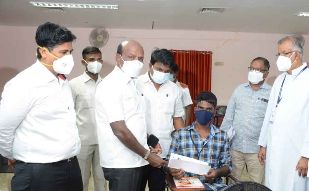 Corona vaccine for college students