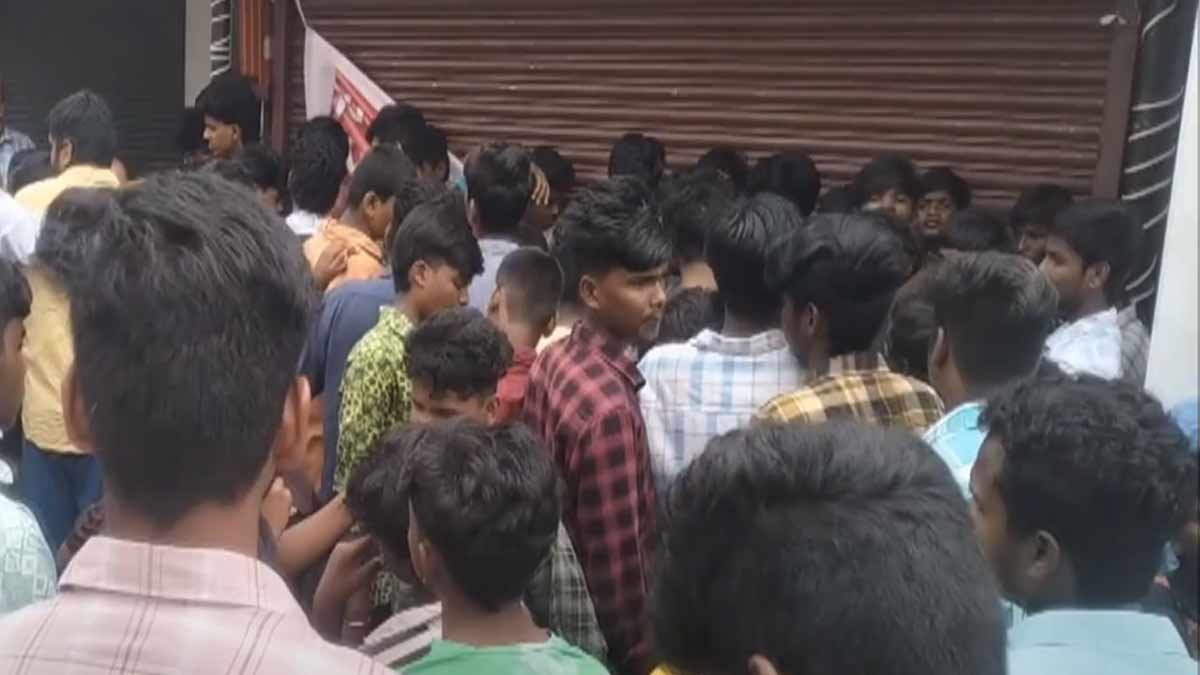 Youngsters gathered in front of the shop-shirt for a rupee