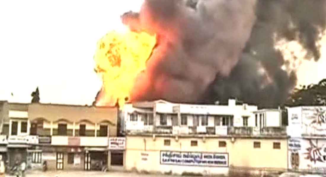 Big fire in the chemical warehouse ... Police warn people not to go public !!