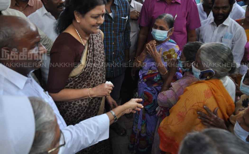 Sasikala celebrates Christmas at a old age home