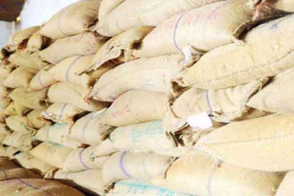 Ration rice in trucks with help of employees