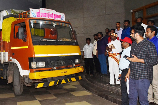 Sending boat, food and clothes from Cuddalore district to Chennai people