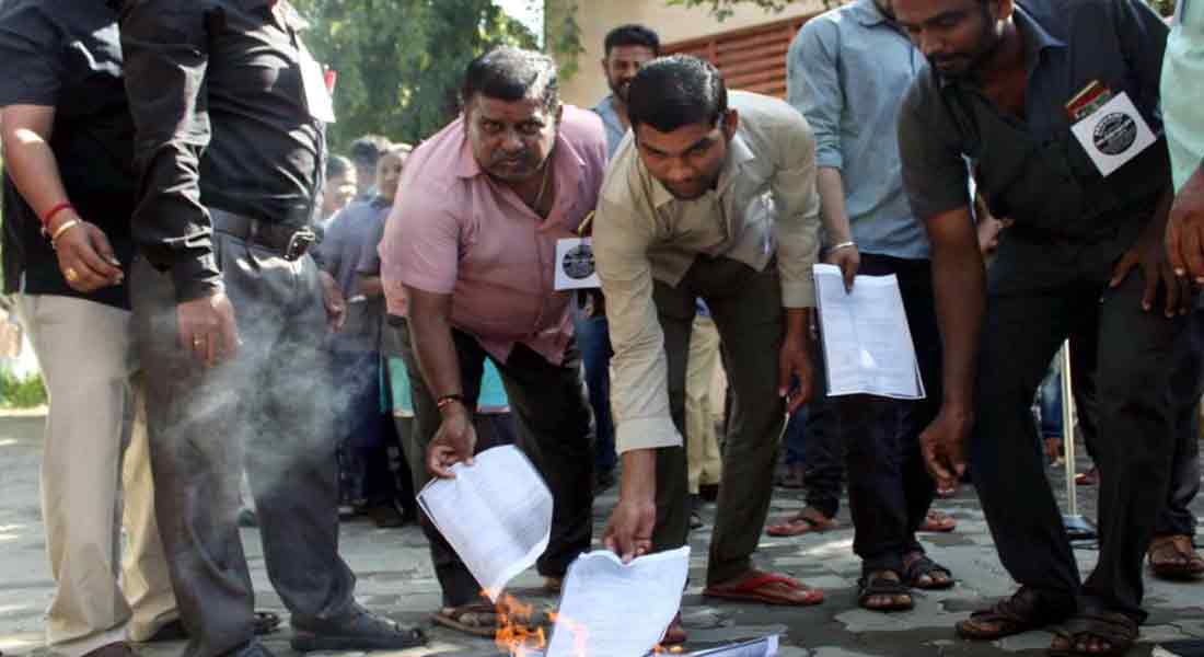 do not privatize trains;Railways employees protest