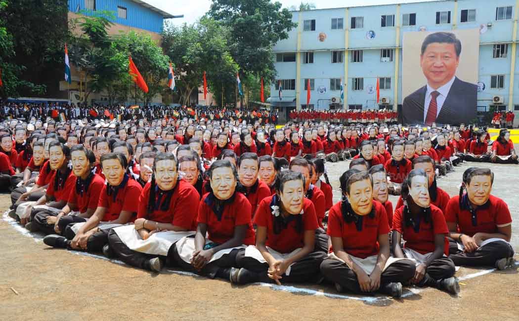 Students welcoming the Chinese President
