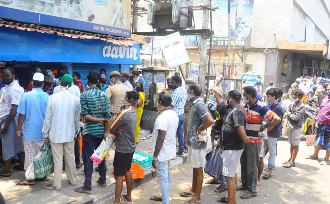 Crowd on Avin milk center