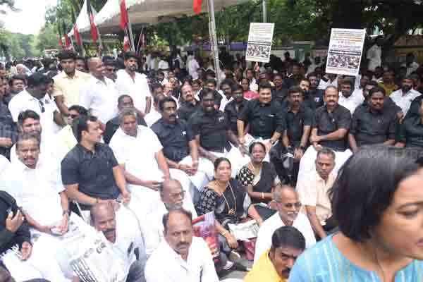 AIADMK struggle against Tamil Nadu government