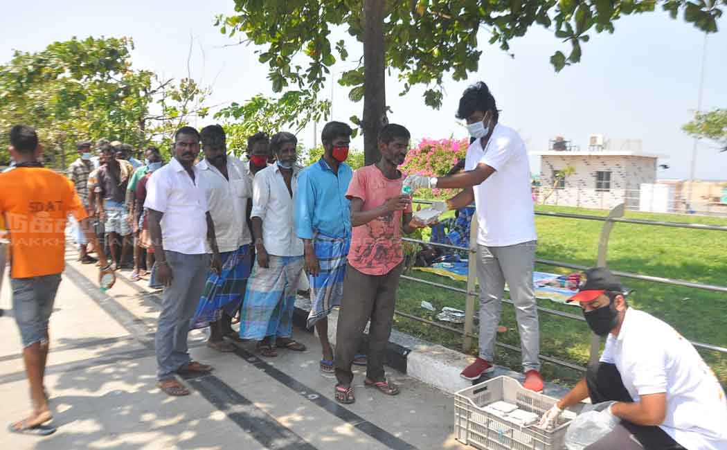 DMK youths who provided food to those on the road