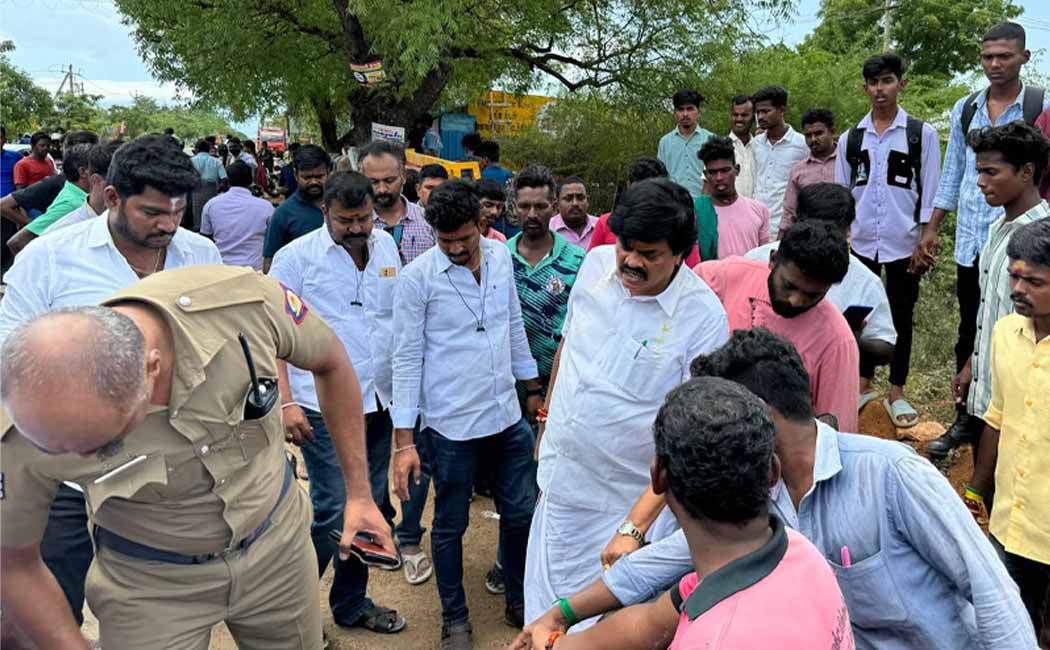 Rajendra Balaji took the college students who were involved in accident to hospital