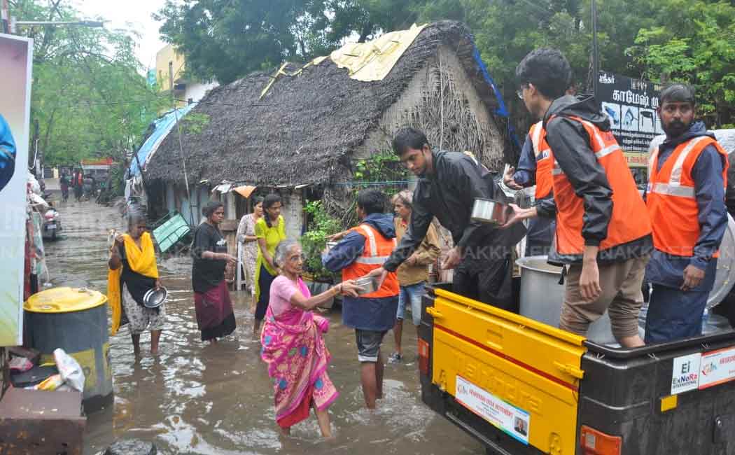Officials feeding the affected people