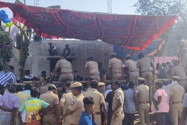 Clashes between two parties at the bull-raising ceremony