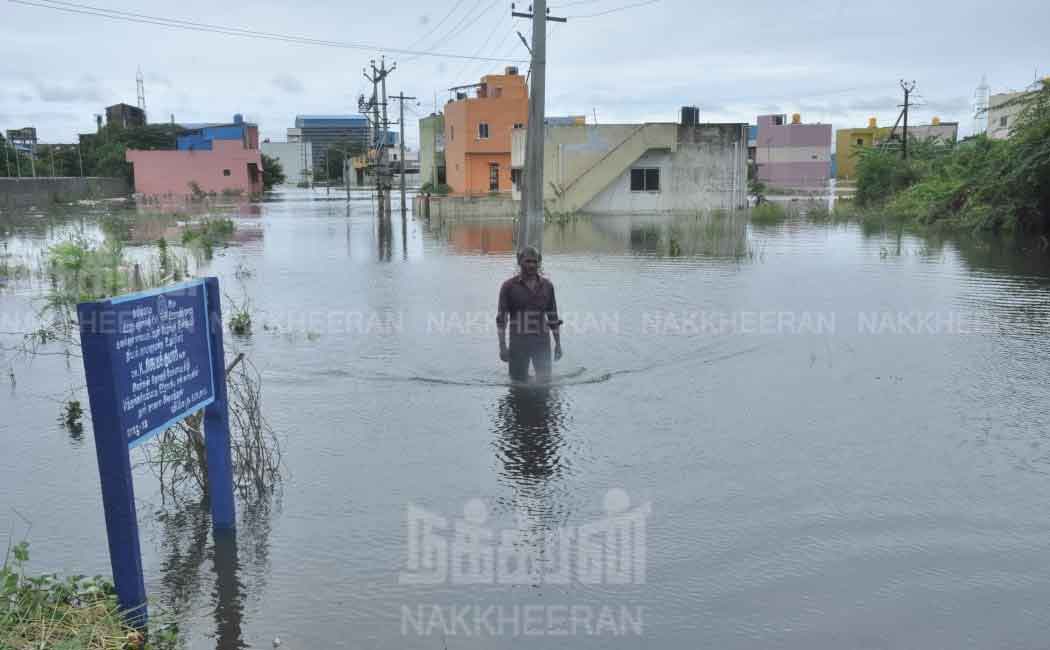 Heavy rain in Chennai Rainwater surrounding the residences (pictures)